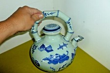 THEIERE CHINOISE CELADON  signature dans double cercle  poignée recollée.