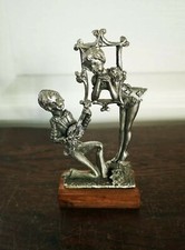 Vintage Très Jolie Figurine Étain D'Art Ciselé Main Jeune Homme Joue Mandoline..