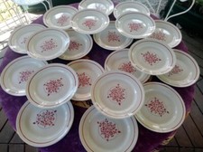 20 Assiettes Plates anciennes H.B.C.M. Creil et Montereau Déco Floral rouge 22cm