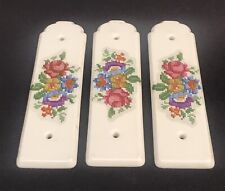 3 Anciennes Plaques de propreté en Porcelaine de Paris Décor Florale Vintage