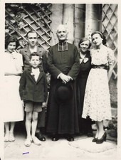 ANCIENNE PHOTOGRAPHIE RELIGIOSA CURÉ EN SOUTANE ET CROYANTS L'ACCOMPAGNANT 1936