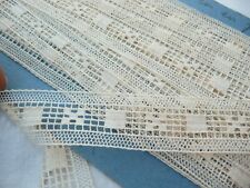 coussin ou carreau de dentellière ancien avec ses 22 écheveaux en bois