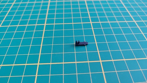 Attache capot miniature