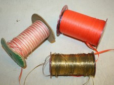 3 anciennes bobines ruban raphia orange, rose-blanc et fil d' or
