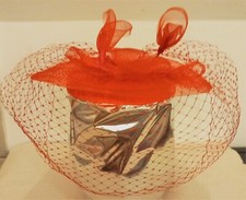 *PARURE DE CEREMONIE ROUGE* AVEC VOILETTE*DISQUE EN PAILLE AVEC PEIGNE ET FLEURS