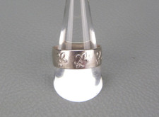 Belle bague en argent massif, décor de fleurs de Lys, taille 65-66.