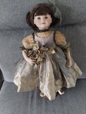 Poupée MUNDIA en porcelaine année 1998