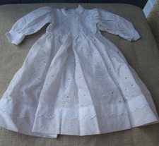 GRANDE ROBE BLANCHE EN BRODERIE ANGLAISE POUR POUPEE ANCIENNE
