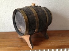 Joli Petit et ancien tonneau cerclé  en bois  et son chevalet  vigne alcool déco