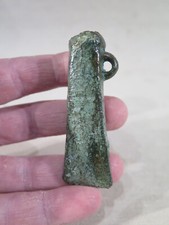 ANCIENNE JOLIE HACHE A DOUILLE EN BRONZE PATINE VERTE ARMORICAINE BRETAGNE