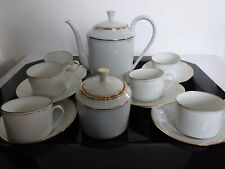 6 tasses à thé, un sucrier, une verseuse en porcelaine de Limoges 