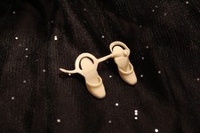 paire de chaussures  blanches BARBIE 1960 taïwan ancien vintage TBE