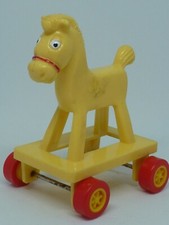 FIGURINE ANCIENNE PLASTIQUE CHEVAL A ROULETTES