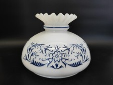 GLOBE A COLLERETTE EN OPALINE BLANCHE DECOR FLORAL BLEU DIAM 20CM I205