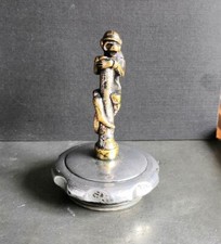 mascotte de radiateur : singe sur un poteau   garage automobilia mascot car