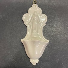 Bénitier ancien, La Vierge
