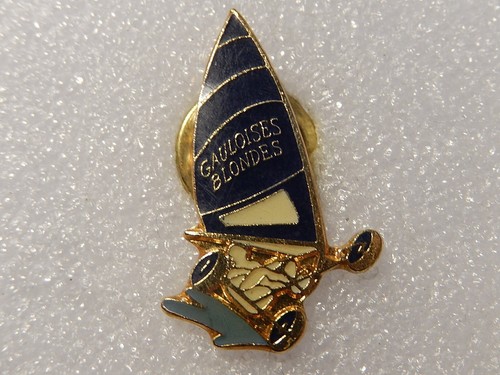 Pin char à voile - pin´s,