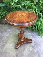 Guéridon aux attributs de la