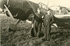 WW2..Soldats allemands posant devant un avion Messerschmitt Bf 109 monomoteur..