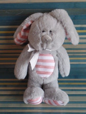 B18 / doudou peluche lapin gris ventre rayé rose banc noeud blanc AUCHAN