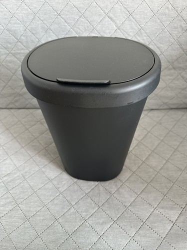 Poubelle noire moderne avec