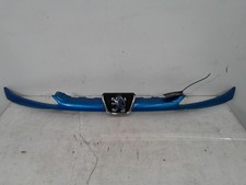 grille gauche capot PEUGEOT