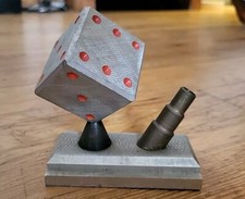 Presse papier en forme de dé en métal