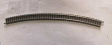   n piccolo/un  rail courbe