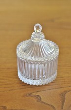 petite bonbonnière - verre taillé - ht 9,5 cm  - diamètre 6,5 cm - état neuf