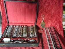 ANCIEN COFFRET D'OPTIQUE/ OPHTALMOLOGIE AVEC DIVERS ACCESSOIRES  DEBUT 20 ème S