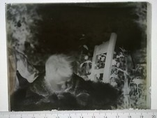 EE076 Plaque verre négatif 1920 -12x9 cm portrait d'un bébé, petite fille jardin