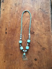 COLLIER MAROCAIN ( années 90) PERLES COULEUR TURQUOISES ET ARGENTÉES