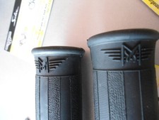 POIGNÉE CAOUTCHOUC M DE  MOTOBECANE NOIR- MOBYLETTE - MOTOCONFORT - AV3-32-34-54