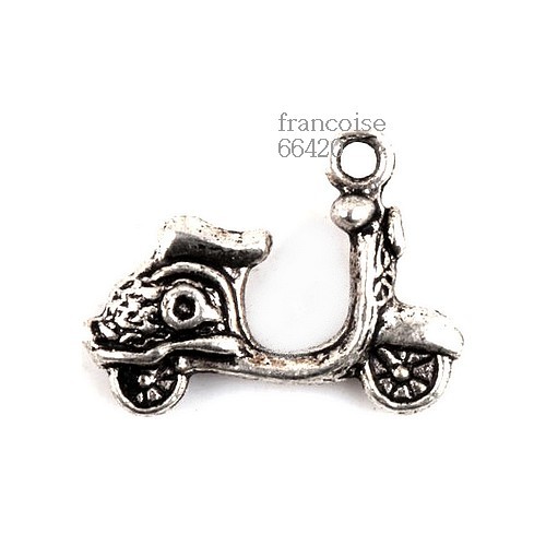 B317 lot 4 - 4, breloques