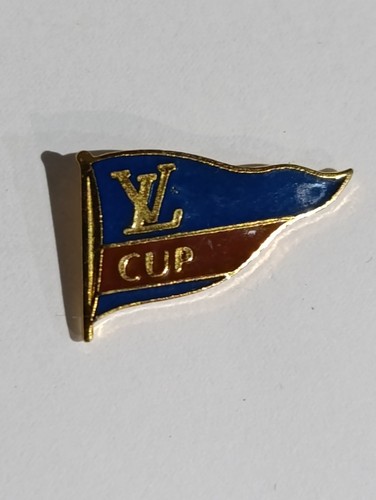Pin louis vuitton cup fanion - pin's,