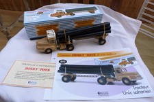 camion Unic pétrolier