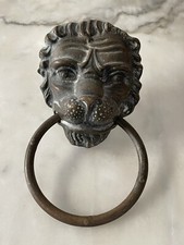 Heurtoir de porte, tête de lion, anneau et fixation.