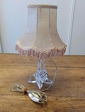 LAMPE DE CHEVET ELECTRIFIEE EN CRISTAL DE LORRAINE ET ABAT JOUR EN PEAU