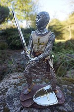 15110  C FIGURINE  STATUETTE CHEVALIER  ARMURE CROISE TEMPLIER  MEDIEVAL