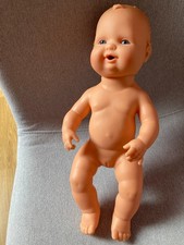 Poupon Falca de 31 cm qui couine quand on lui appui sur le ventre