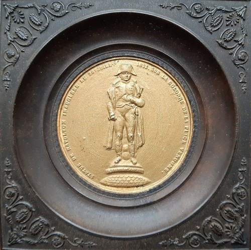 Médaillon figurant statue - la,
