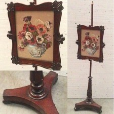 pare feu de cheminée en acajou comportant un travail de soirie encadré XX siècle