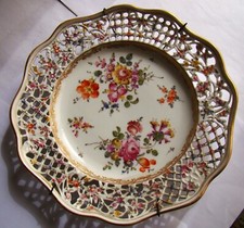 En porcelaine allemande, assiette ajourée, fleurie, marque à déterminer   #1786#