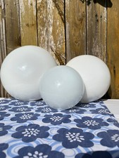 3 GLOBES BLANCS PLAFONNIER VINTAGE EN OPALINE  Le plus grand : 25 cm de diamètre