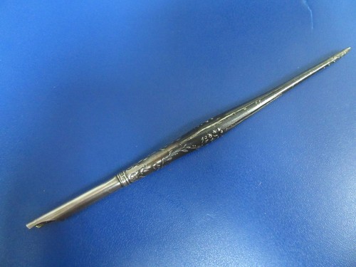 Ancien porte plume - plume, en