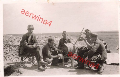 Soldats allemands avec - , tonneau