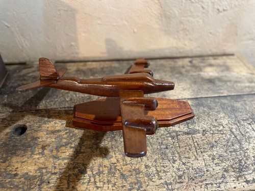 Avion bois sur socle - en,