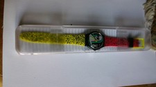 Vintage Swatch dans son boitier bracelet rouge et jaune personnage fond d'écran