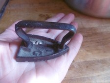 Mini Fer à repasser de poupée ou pour dentelle ancien en fonte
