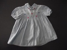 Robe enfant faite main en coton bleu, smocks à fleurs brodées et col claudine